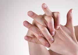 شکستن انگشتان دست؛ مضر است یا بی‌ضرر؟