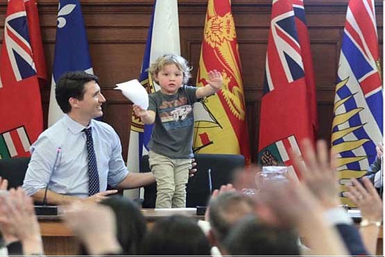  بچه‌داری نخست وزیر کانادا در دفتر کار +عکس 