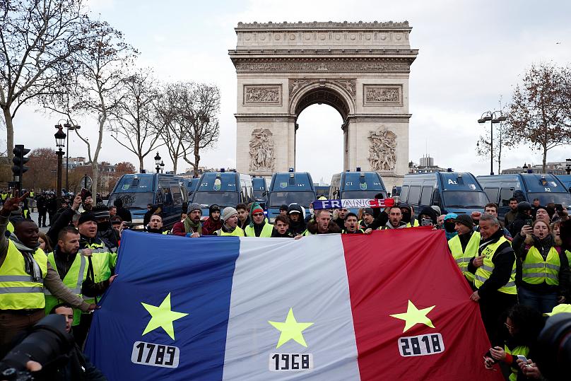پلیس فرانسه بیش از ۱۳۰۰ نفر را بازداشت کرد