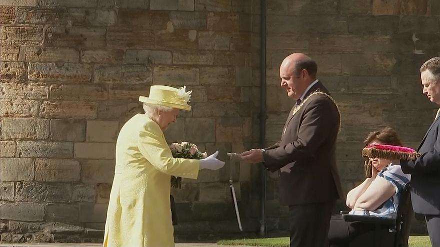 ملکه بریتانیا کلید شهر ادینبورو را دریافت کرد +فیلم