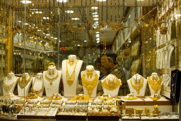 ویترین صنعت بیمه خالی از محصولات بیمه‌ای طلا و جواهرات