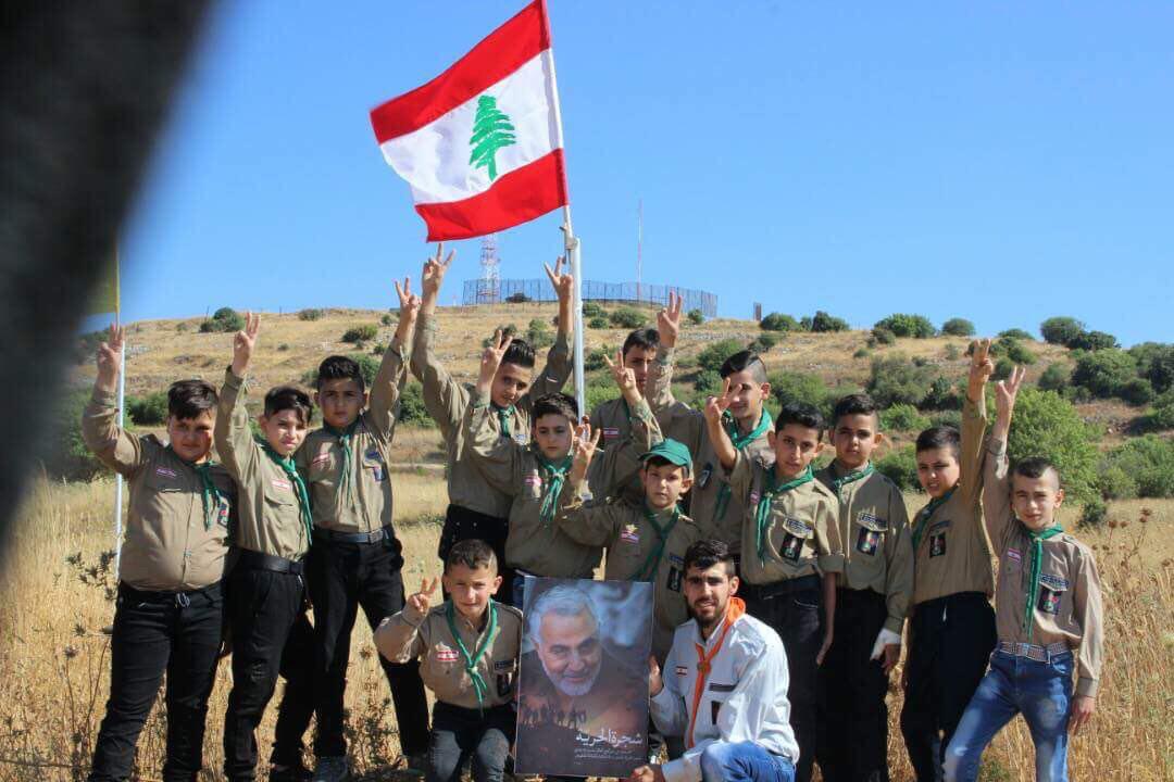 عکس سردار سلیمانی در دستان کودکان لبنانی +تصویر