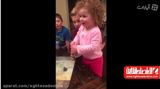دختر بچه ۲ ساله و چالش پرتاب بطری آب +فیلم