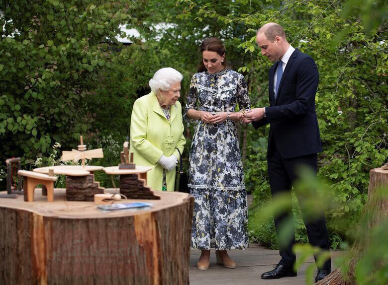 بازدید ملکه انگلیس از باغ طراحی شده کیت میدلتون +فیلم