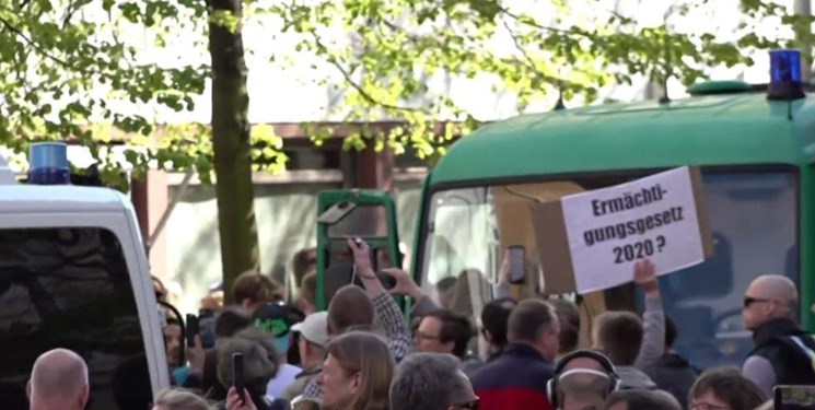 تظاهرات مردم آلمان علیه ادامه محدودیت‌ها به دلیل کرونا