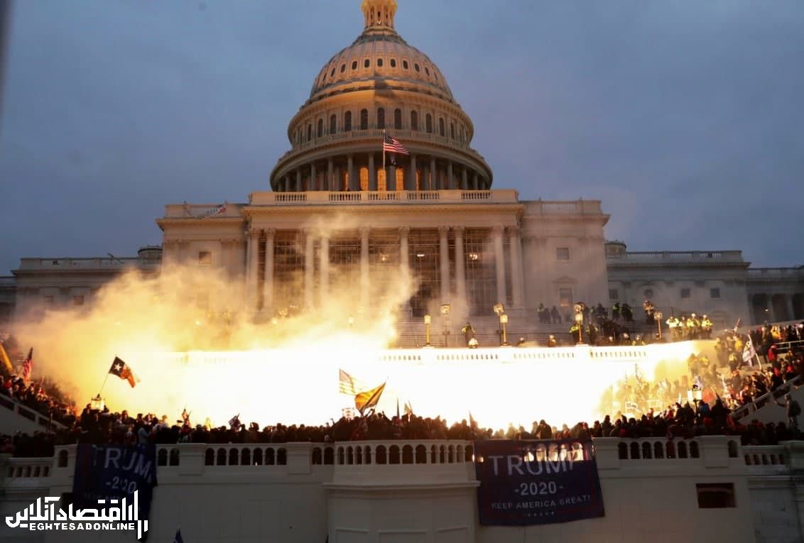 آتش‌بازی هواداران ترامپ روی پلکان کنگره آمریکا
