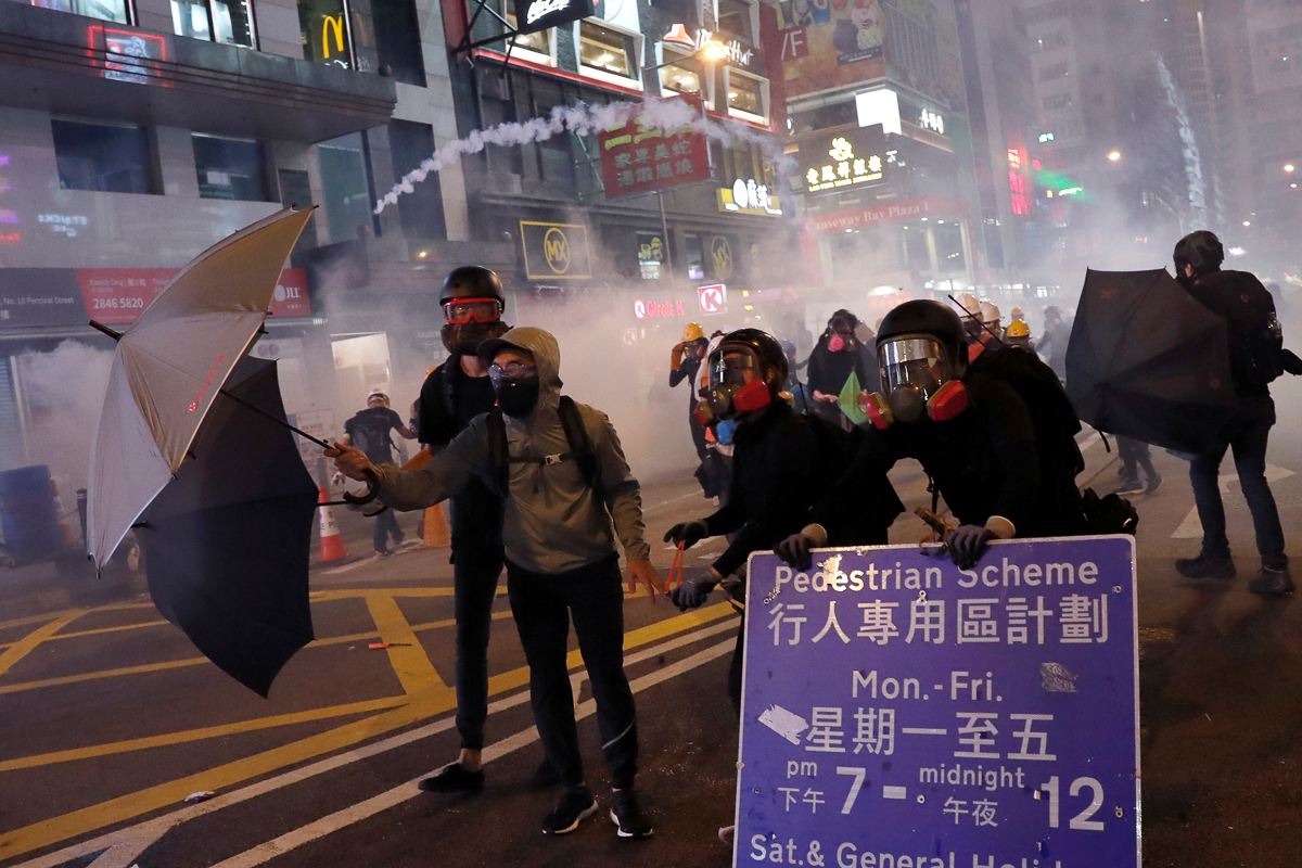 معترضان هنگ کنگی همچنان به تظاهراتشان ادامه می‌دهند