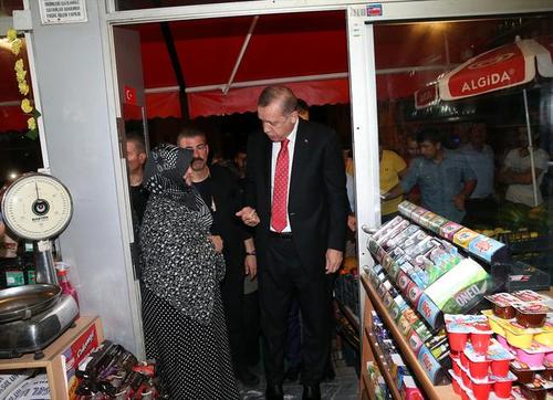 اردوغان در حال خرید از بقالی +عکس