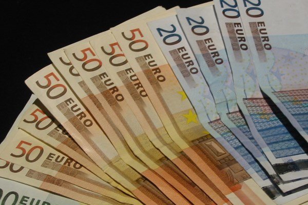 افزایش قیمت رسمی یورو و پوند بانکی