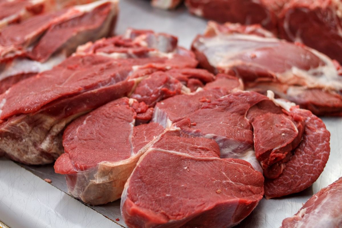 عرضه گوشت قرمز در کشتارگاه‌ ها ۴۳درصد افزایش یافت