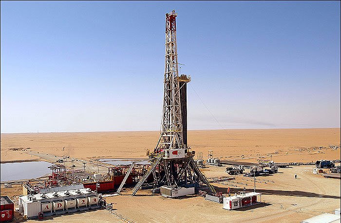 آغاز برداشت ۱۵ هزار بشکه‌ای نفت از میدان «آذر» 