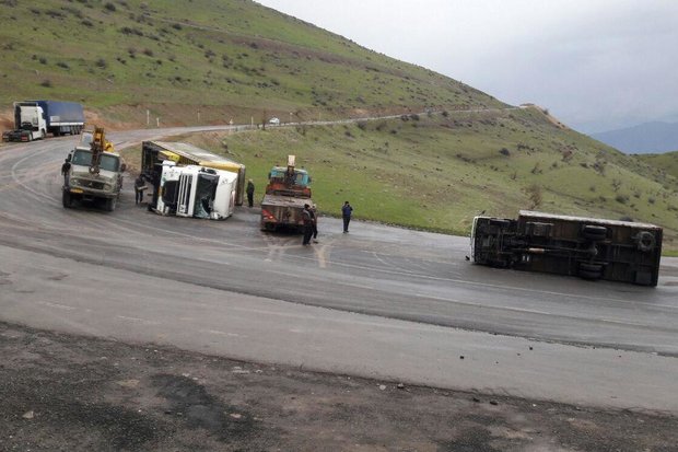 واژگونی کامیونت ایسوز در بزرگراه امام علی(ع)