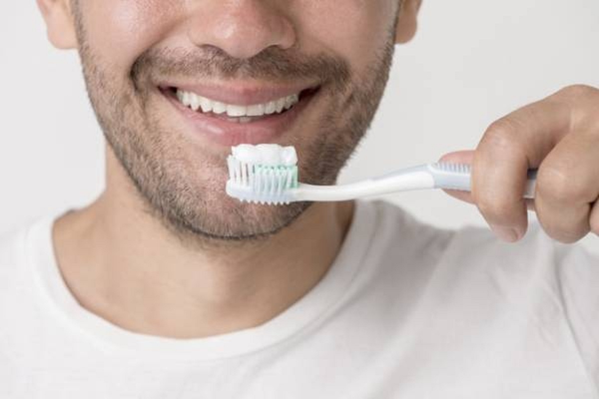 مسواک زدن با خمیر دندان برای پوست ضرر دارد؟