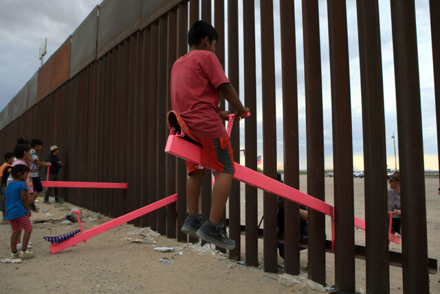 الاکلنگ بازی کودکان در میان دیوار مرزی مکزیک و آمریکا  +فیلم