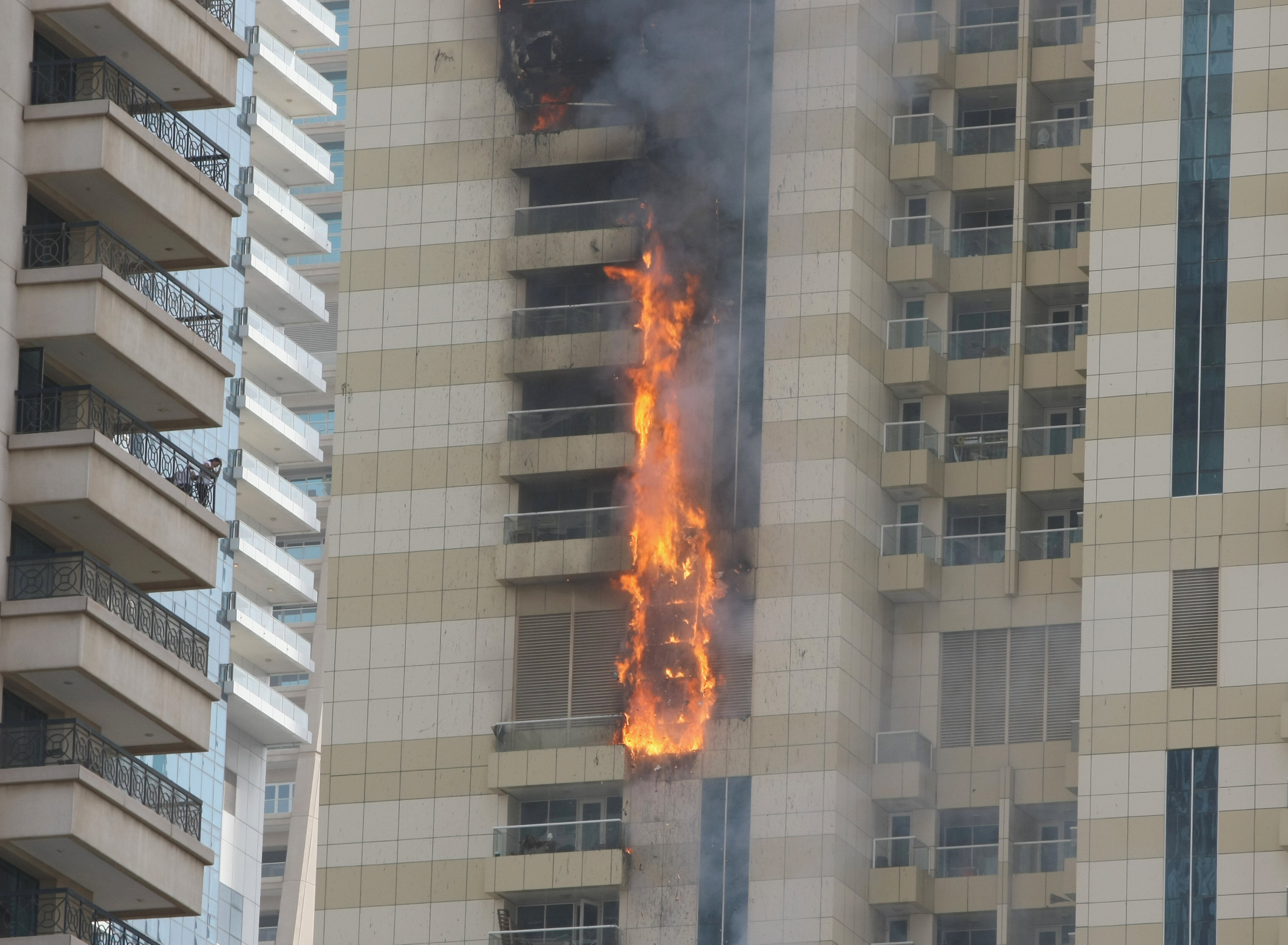 آتش سوزی گسترده ساختمان مسکونی در دبی + فیلم
