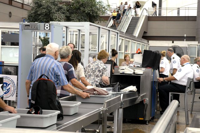 آیا عبور از گیت امنیتی فرودگاه موجب بیماری می‌شود؟