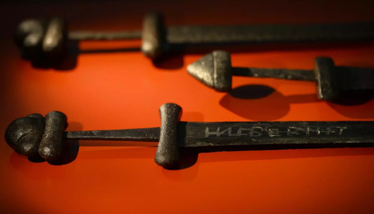کشف شمشیر 1 هزارساله وایکینگ‌ها در حاشیه دریاچه سوئد