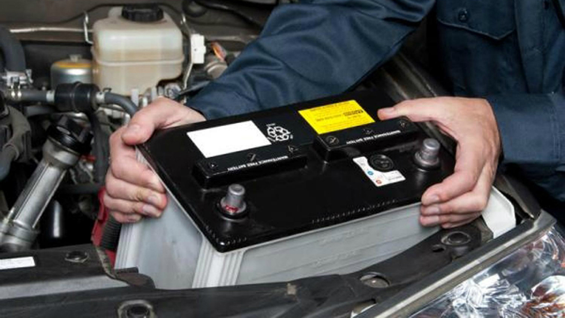 باتری خودرو با تعرفه کالای‌ تزیینی وارد می‌شود/ فروشندگان باتری از مشتری سفارش کالای قاچاق می‌گیرند!