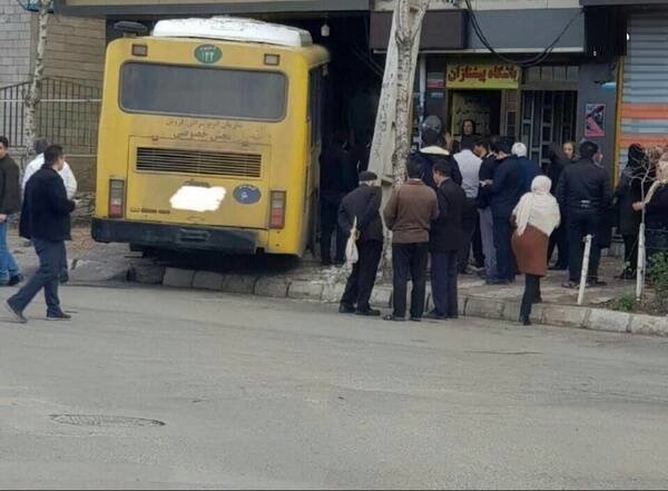 ورود اتوبوس به قنادی در قزوین! +عکس