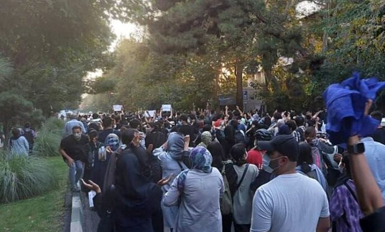 کتک خوردن مامور پلیس‌ در تجمع تهران + فیلم