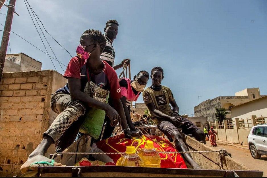 توزیع مواد غذایی بین فقرا در شهر داکار کشور آفریقایی سنگال