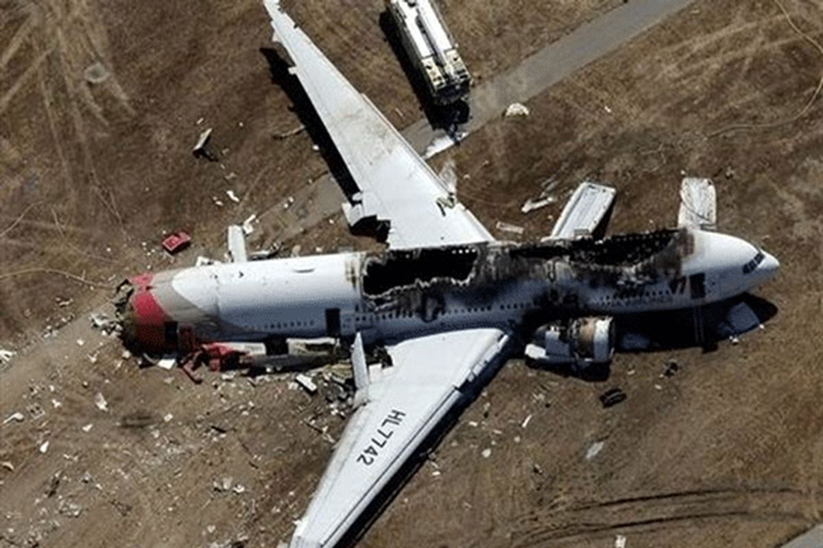 سقوط مرگبار هواپیما در پشت بام خانه + عکس