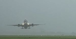 فرود جالب هواپیما در هوای طوفانی +فیلم