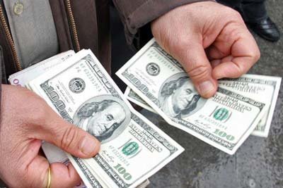 ارز روی دست صرافی‌ها ماند/ ممنوعیت فروش دلار ۴۲۰۰تومانی توسط صرافی‌ها 