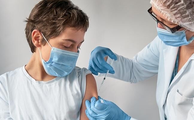 به کودکان باید چند دوز واکسن تزریق شود؟+ فیلم