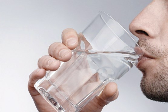 مزایای نوشیدن آب گرم را دست کم نگیرید