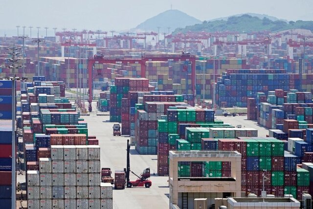 صادرات کالای غیرنفتی به ۳.۲ میلیارد دلار رسید/ صادرات در ایران بیشتر از واردات است