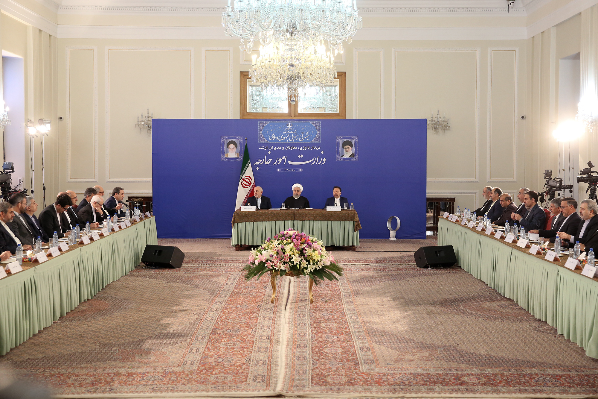 روحانی: ظریف نخبه و مجتهد سیاسی است/ سیاست خارجه مربوط به کل ملت ایران است نه یک گروه و جناح 