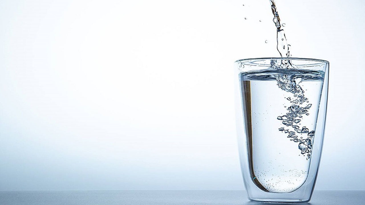آیا نوشیدن ۸ لیوان آب در روز مستند و علمی است؟!