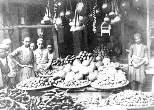 عکسی رنگی از یک میوه فروشی در همدان، ۹۶سال پیش