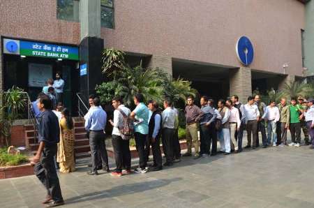 صف‌های طویل در مقابل بانک‌های هند +عکس