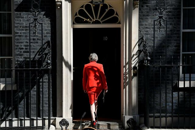 لحظه خداحافظی "ترزا می" از نخست وزیری انگلستان +فیلم