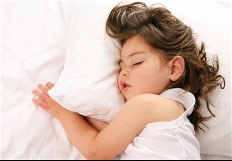 والدینی که دیر به رختخواب می روند بخوانند/ تاثیر خواب به موقع روی کودکان