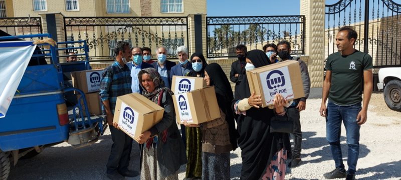 توزیع کمک های معیشتی بیمه آسیا در مناطق سیل زده جنوب استان فارس