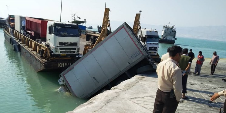 سقوط کامیون در خلیج فارس +عکس