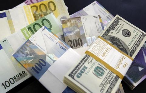 دلار آمریکا جایش را در نقل و انتقالات مالی جهان به یورو واگذار کرد