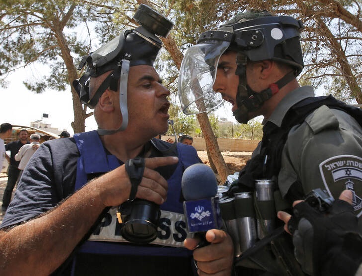 درگیری خبرنگار صدا و سیما با سرباز اسرائیلی +عکس