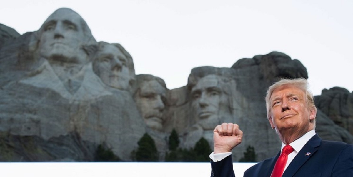  حکاکی چهره ترامپ بر روی کوهی در آمریکا