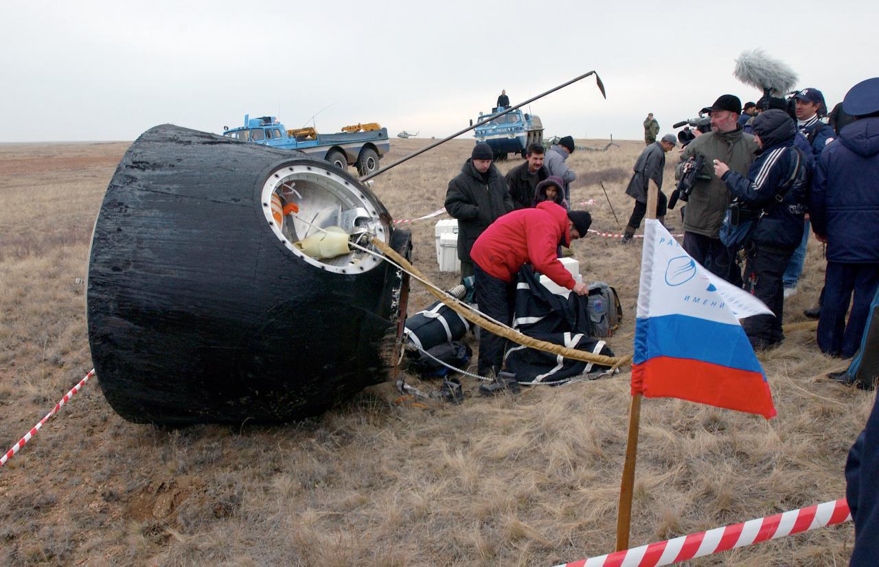 سه فضانورد و یک توپ فوتبال در قزاقستان فرود آمدند