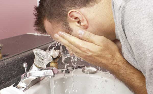 ۷ اشتباه که موقع شستن صورت انجام می‌دهید