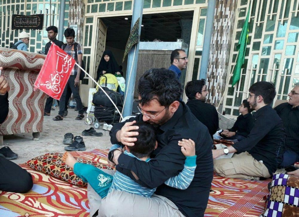 آذری جهرمی و فرزندش در موکب‌های پیاده‌روی اربعین +عکس