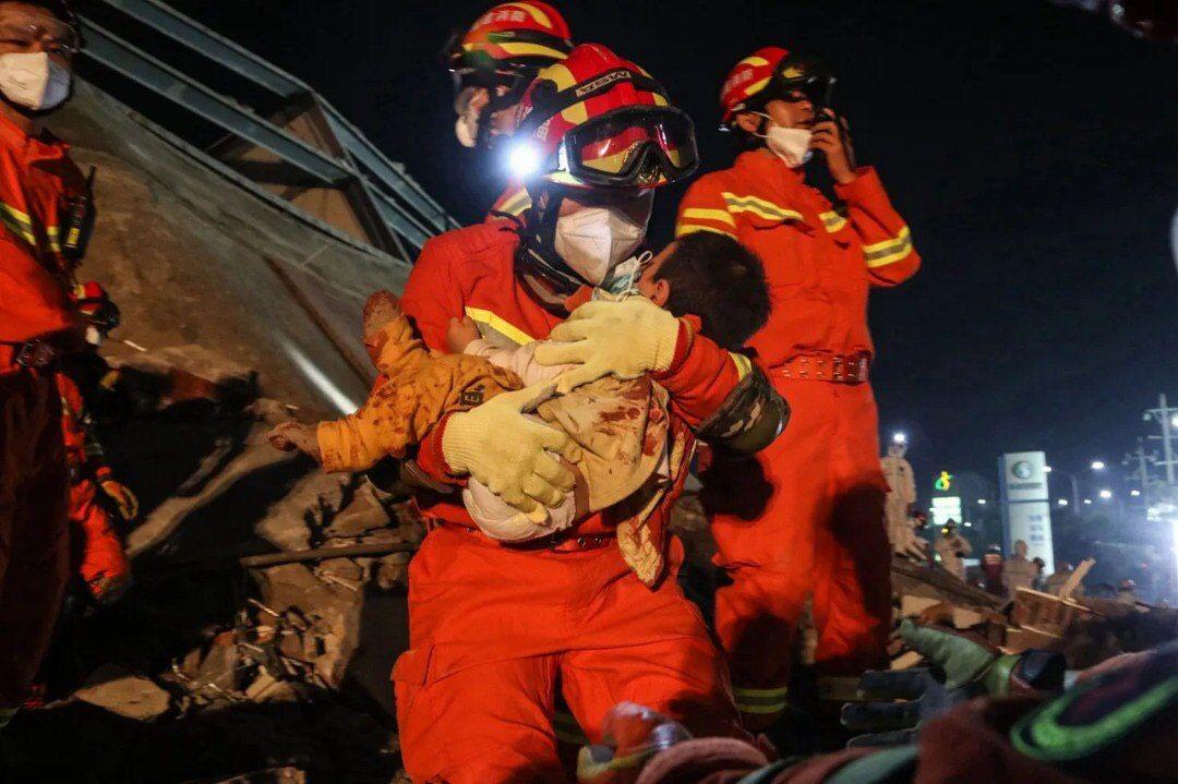 کودک نجات‌یافته از حادثه فروریختن هتلی در چین +عکس