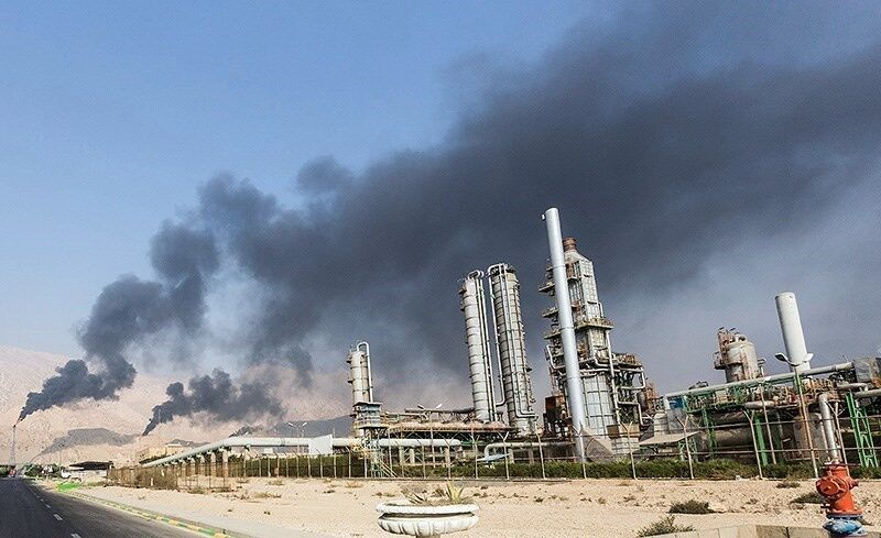قزوین در محاصره آلودگی/ نیروگاه شهید رجایی با تمام قوا مازوت می‌سوزاند