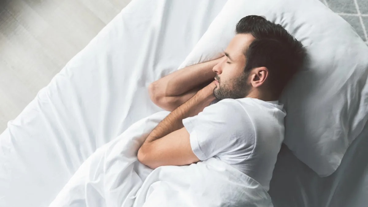 چرا خوابیدن به پهلو خطر آلزایمر و پارکینسون را دور می کند؟