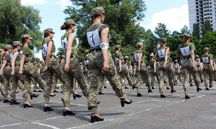 جنجال رژه زنان ارتش اوکراین با کفش پاشنه بلند + عکس