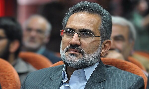 حسینی: علی کریمی صفحه خود را فروخته، پست ها را خود او نمی گذارد عده ای برای او می نویسند